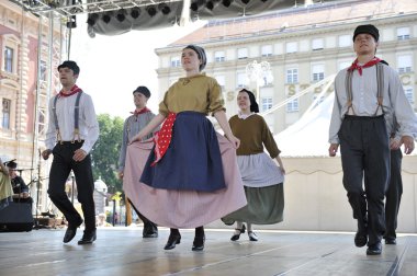 hasselt (flanders), folklor gurubu de boezeroenen Belçika'dan Zagreb Merkezi 48 Uluslararası Folklor Festivali sırasında grup üyeleri halk