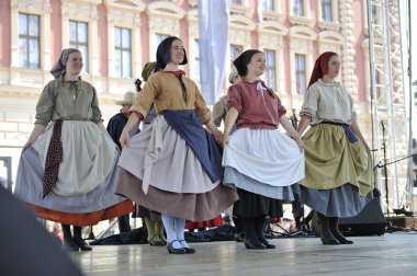 hasselt (flanders), folklor gurubu de boezeroenen Belçika'dan Zagreb Merkezi 48 Uluslararası Folklor Festivali sırasında grup üyeleri halk