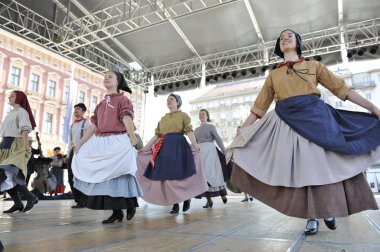 hasselt (flanders), folklor gurubu de boezeroenen Belçika'dan Zagreb Merkezi 48 Uluslararası Folklor Festivali sırasında grup üyeleri halk