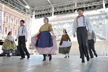 hasselt (flanders), folklor gurubu de boezeroenen Belçika'dan Zagreb Merkezi 48 Uluslararası Folklor Festivali sırasında grup üyeleri halk