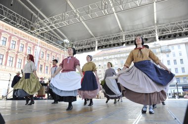 hasselt (flanders), folklor gurubu de boezeroenen Belçika'dan Zagreb Merkezi 48 Uluslararası Folklor Festivali sırasında grup üyeleri halk