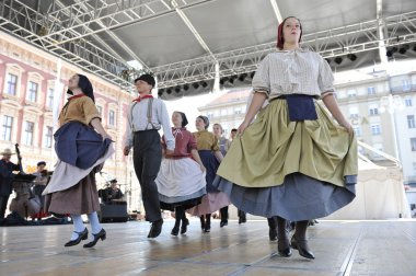 hasselt (flanders), folklor gurubu de boezeroenen Belçika'dan Zagreb Merkezi 48 Uluslararası Folklor Festivali sırasında grup üyeleri halk