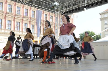 hasselt (flanders), folklor gurubu de boezeroenen Belçika'dan Zagreb Merkezi 48 Uluslararası Folklor Festivali sırasında grup üyeleri halk