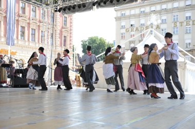 hasselt (flanders), folklor gurubu de boezeroenen Belçika'dan Zagreb Merkezi 48 Uluslararası Folklor Festivali sırasında grup üyeleri halk