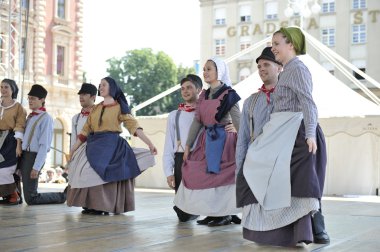 hasselt (flanders), folklor gurubu de boezeroenen Belçika'dan Zagreb Merkezi 48 Uluslararası Folklor Festivali sırasında grup üyeleri halk