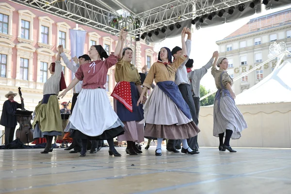 Leden van folk groep hasselt (Vlaanderen), folkgroep de boezeroenen uit België tijdens de 48ste internationale folklore festival in centrum van zagreb — Stockfoto