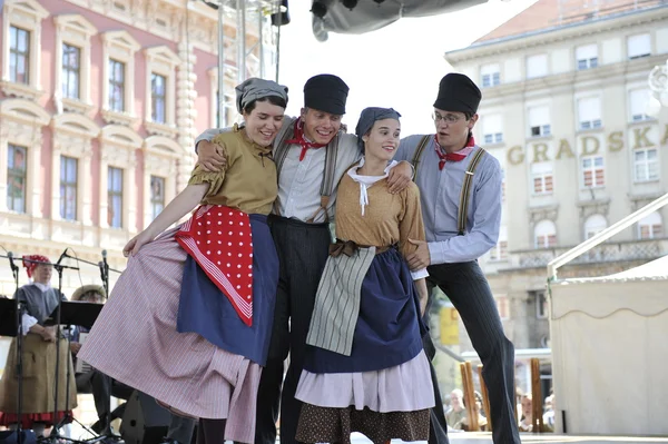 Members of folk group Hasselt (Flanders), Folk Group De Boezeroenen from Belgium during the 48th International Folklore Festival in center of Zagreb — Stock Photo, Image