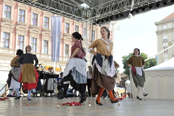 Miembros del grupo folclórico Hasselt (Flandes), Folk Group De Boezeroenen de Bélgica durante el 48º Festival Internacional de Folclore en el centro de Zagreb —  Fotos de Stock