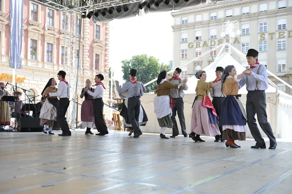 Medlemmar av folk grupp hasselt (Flandern), folkmusik grupp de boezeroenen från Belgien under 48 internationell folklore festival i centrala zagreb — Stockfoto