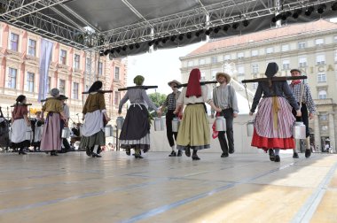 hasselt (flanders), folklor gurubu de boezeroenen Belçika'dan Zagreb Merkezi 48 Uluslararası Folklor Festivali sırasında grup üyeleri halk