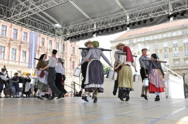 hasselt (flanders), folklor gurubu de boezeroenen Belçika'dan Zagreb Merkezi 48 Uluslararası Folklor Festivali sırasında grup üyeleri halk