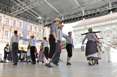 hasselt (flanders), folklor gurubu de boezeroenen Belçika'dan Zagreb Merkezi 48 Uluslararası Folklor Festivali sırasında grup üyeleri halk