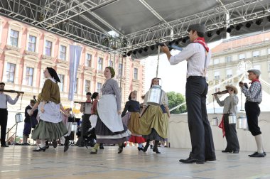 hasselt (flanders), folklor gurubu de boezeroenen Belçika'dan Zagreb Merkezi 48 Uluslararası Folklor Festivali sırasında grup üyeleri halk