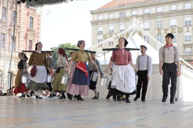 hasselt (flanders), folklor gurubu de boezeroenen Belçika'dan Zagreb Merkezi 48 Uluslararası Folklor Festivali sırasında grup üyeleri halk