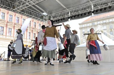 hasselt (flanders), folklor gurubu de boezeroenen Belçika'dan Zagreb Merkezi 48 Uluslararası Folklor Festivali sırasında grup üyeleri halk