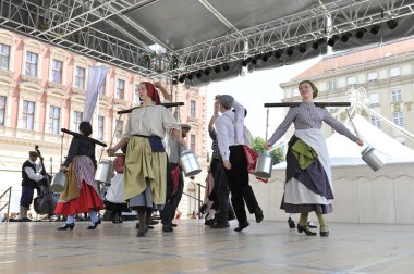 hasselt (flanders), folklor gurubu de boezeroenen Belçika'dan Zagreb Merkezi 48 Uluslararası Folklor Festivali sırasında grup üyeleri halk