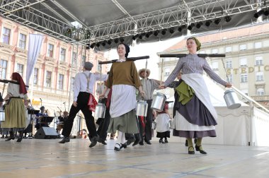 hasselt (flanders), folklor gurubu de boezeroenen Belçika'dan Zagreb Merkezi 48 Uluslararası Folklor Festivali sırasında grup üyeleri halk