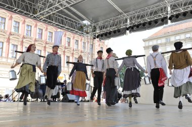 hasselt (flanders), folklor gurubu de boezeroenen Belçika'dan Zagreb Merkezi 48 Uluslararası Folklor Festivali sırasında grup üyeleri halk