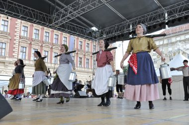 hasselt (flanders), folklor gurubu de boezeroenen Belçika'dan Zagreb Merkezi 48 Uluslararası Folklor Festivali sırasında grup üyeleri halk