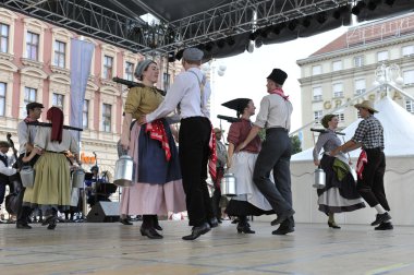 hasselt (flanders), folklor gurubu de boezeroenen Belçika'dan Zagreb Merkezi 48 Uluslararası Folklor Festivali sırasında grup üyeleri halk