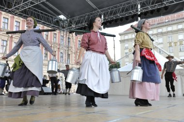 hasselt (flanders), folklor gurubu de boezeroenen Belçika'dan Zagreb Merkezi 48 Uluslararası Folklor Festivali sırasında grup üyeleri halk