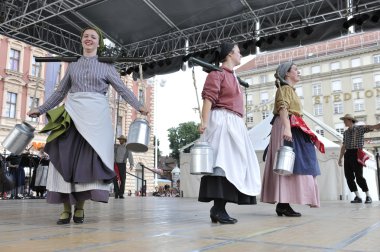hasselt (flanders), folklor gurubu de boezeroenen Belçika'dan Zagreb Merkezi 48 Uluslararası Folklor Festivali sırasında grup üyeleri halk