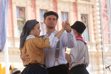 hasselt (flanders), folklor gurubu de boezeroenen Belçika'dan Zagreb Merkezi 48 Uluslararası Folklor Festivali sırasında grup üyeleri halk