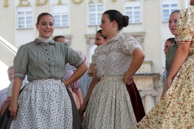 hasselt (flanders), folklor gurubu de boezeroenen Belçika'dan Zagreb Merkezi 48 Uluslararası Folklor Festivali sırasında grup üyeleri halk