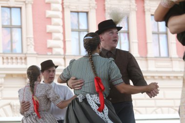 hasselt (flanders), folklor gurubu de boezeroenen Belçika'dan Zagreb Merkezi 48 Uluslararası Folklor Festivali sırasında grup üyeleri halk