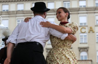hasselt (flanders), folklor gurubu de boezeroenen Belçika'dan Zagreb 48 Uluslararası Folklor Festivali sırasında grup üyeleri halk