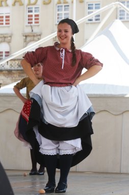 hasselt (flanders), folklor gurubu de boezeroenen Belçika'dan Zagreb Merkezi 48 Uluslararası Folklor Festivali sırasında grup üyeleri halk