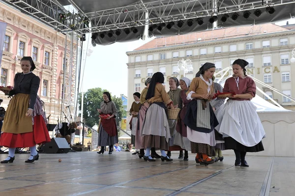 Members of folk group Hasselt (Flanders), Folk Group De Boezeroenen from Belgium during the 48th International Folklore Festival in center of Zagreb — Stock Photo, Image