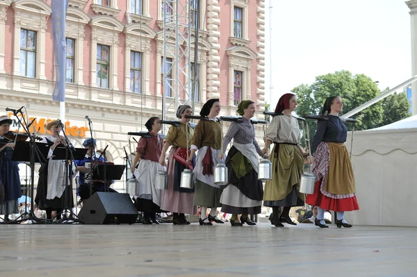 Members of folk group Hasselt (Flanders), Folk Group De Boezeroenen from Belgium during the 48th International Folklore Festival in center of Zagreb — Stock Photo, Image