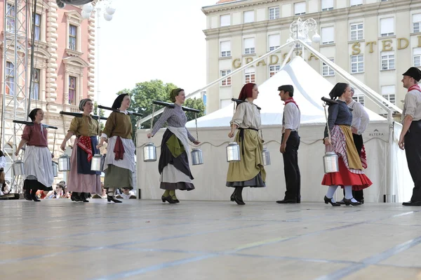 hasselt (flanders), folklor gurubu de boezeroenen Belçika'dan Zagreb Merkezi 48 Uluslararası Folklor Festivali sırasında grup üyeleri halk