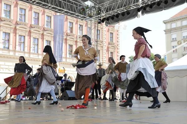 Medlemmar av folk grupp hasselt (Flandern), folkmusik grupp de boezeroenen från Belgien under 48 internationell folklore festival i centrala zagreb — Stockfoto