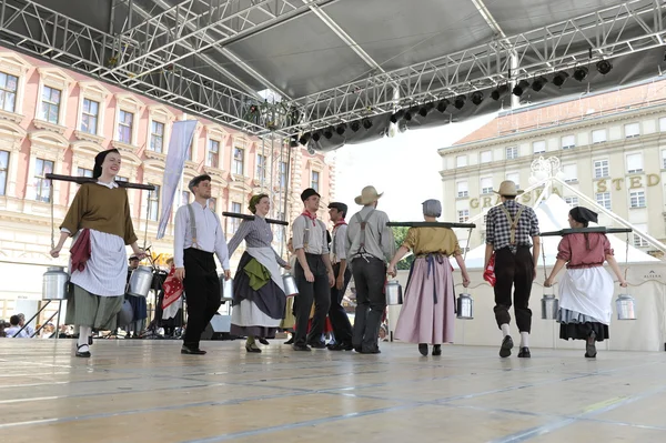 Membres du groupe folklorique Hasselt (Flandre), Folk Group De Boezeroenen de Belgique lors du 48ème Festival International du Folklore au centre de Zagreb — Photo