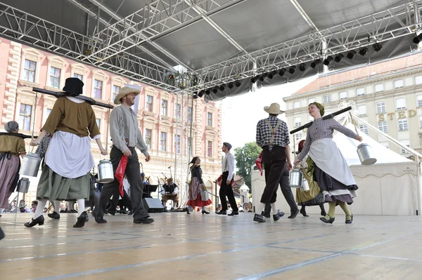 Leden van folk groep hasselt (Vlaanderen), folkgroep de boezeroenen uit België tijdens de 48ste internationale folklore festival in centrum van zagreb — Stockfoto