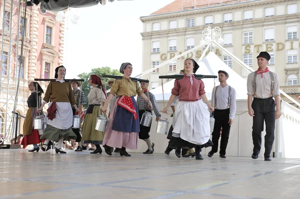 Leden van folk groep hasselt (Vlaanderen), folkgroep de boezeroenen uit België tijdens de 48ste internationale folklore festival in centrum van zagreb — Stockfoto