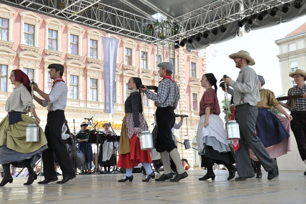 hasselt (flanders), folklor gurubu de boezeroenen Belçika'dan Zagreb Merkezi 48 Uluslararası Folklor Festivali sırasında grup üyeleri halk