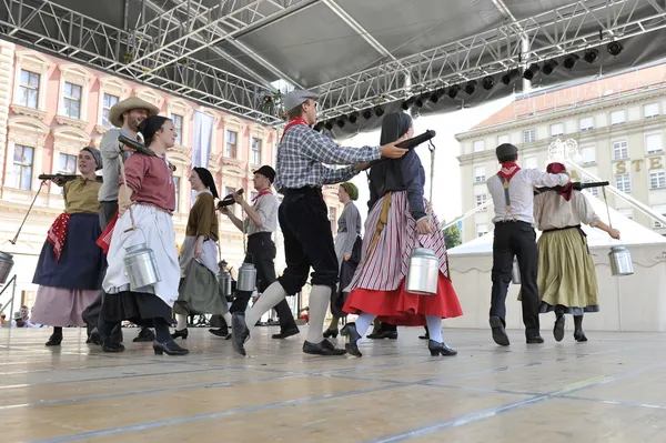 Membres du groupe folklorique Hasselt (Flandre), Folk Group De Boezeroenen de Belgique lors du 48ème Festival International du Folklore au centre de Zagreb — Photo