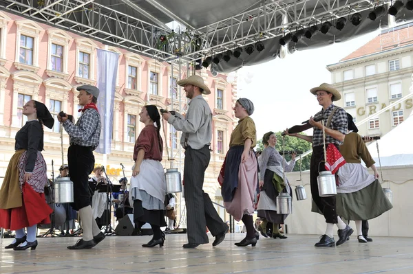 Members of folk group Hasselt (Flanders), Folk Group De Boezeroenen from Belgium during the 48th International Folklore Festival in center of Zagreb — Stock Photo, Image