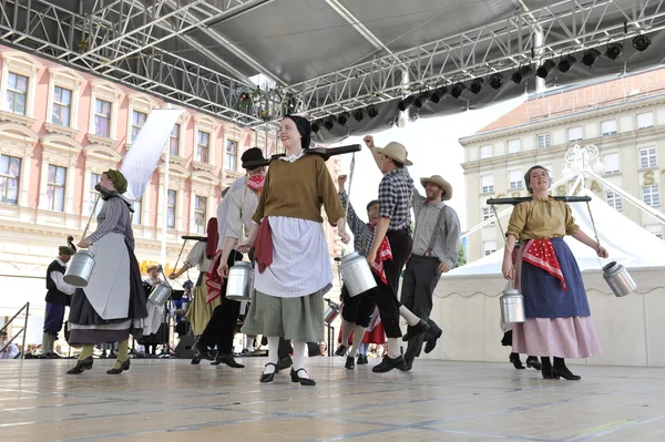 Membros do grupo folclórico Hasselt (Flandres), Grupo Folk De Boezeroenen da Bélgica durante o 48 Festival Internacional do Folclore no centro de Zagreb — Fotografia de Stock