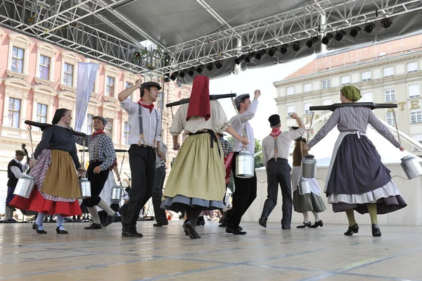 Membros do grupo folclórico Hasselt (Flandres), Grupo Folk De Boezeroenen da Bélgica durante o 48 Festival Internacional do Folclore no centro de Zagreb — Fotografia de Stock