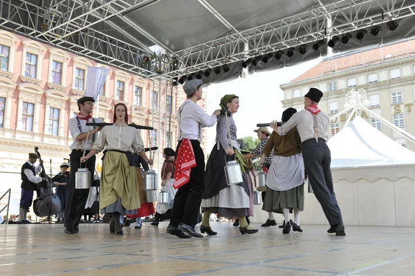 Leden van folk groep hasselt (Vlaanderen), folkgroep de boezeroenen uit België tijdens de 48ste internationale folklore festival in centrum van zagreb — Stockfoto