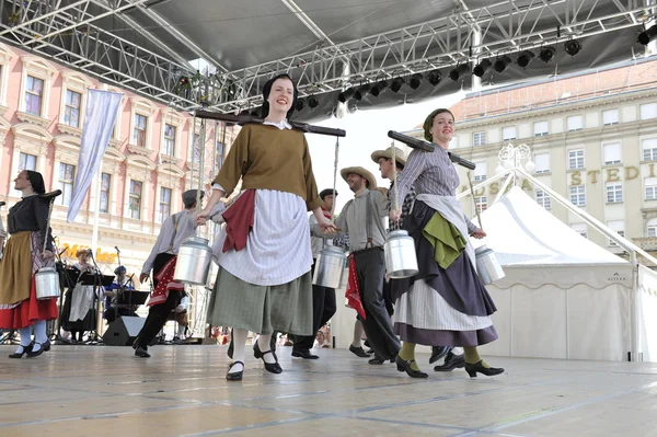 Leden van folk groep hasselt (Vlaanderen), folkgroep de boezeroenen uit België tijdens de 48ste internationale folklore festival in centrum van zagreb — Stockfoto
