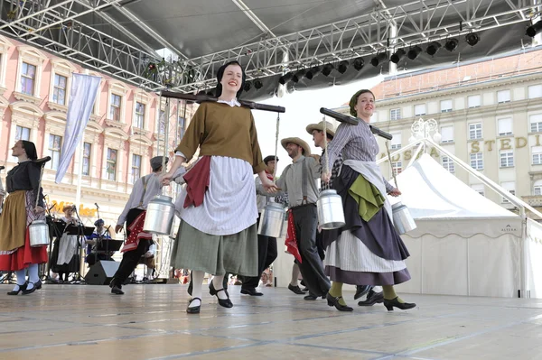 Membros do grupo folclórico Hasselt (Flandres), Grupo Folk De Boezeroenen da Bélgica durante o 48 Festival Internacional do Folclore no centro de Zagreb — Fotografia de Stock