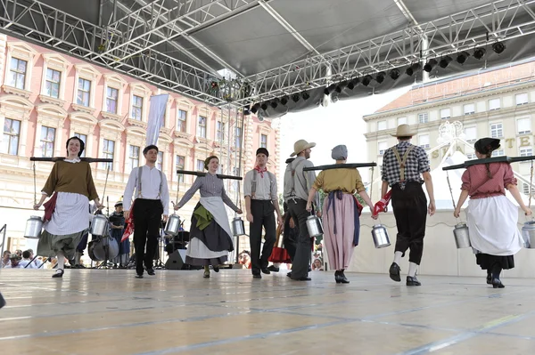 Members of folk group Hasselt (Flanders), Folk Group De Boezeroenen from Belgium during the 48th International Folklore Festival in center of Zagreb — Stock Photo, Image