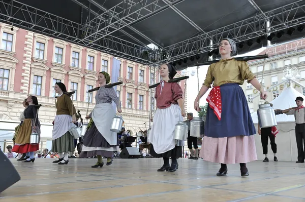 Membros do grupo folclórico Hasselt (Flandres), Grupo Folk De Boezeroenen da Bélgica durante o 48 Festival Internacional do Folclore no centro de Zagreb — Fotografia de Stock