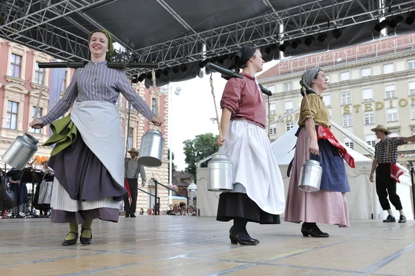 Members of folk group Hasselt (Flanders), Folk Group De Boezeroenen from Belgium during the 48th International Folklore Festival in center of Zagreb — Stock Photo, Image