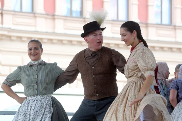 Members of folk group Hasselt (Flanders), Folk Group De Boezeroenen from Belgium during the 48th International Folklore Festival in center of Zagreb — Stock Photo, Image